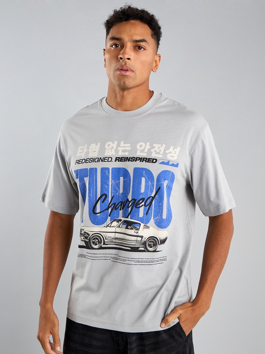 تيشيرت بقصّة مريحة وطبعات جرافيك
