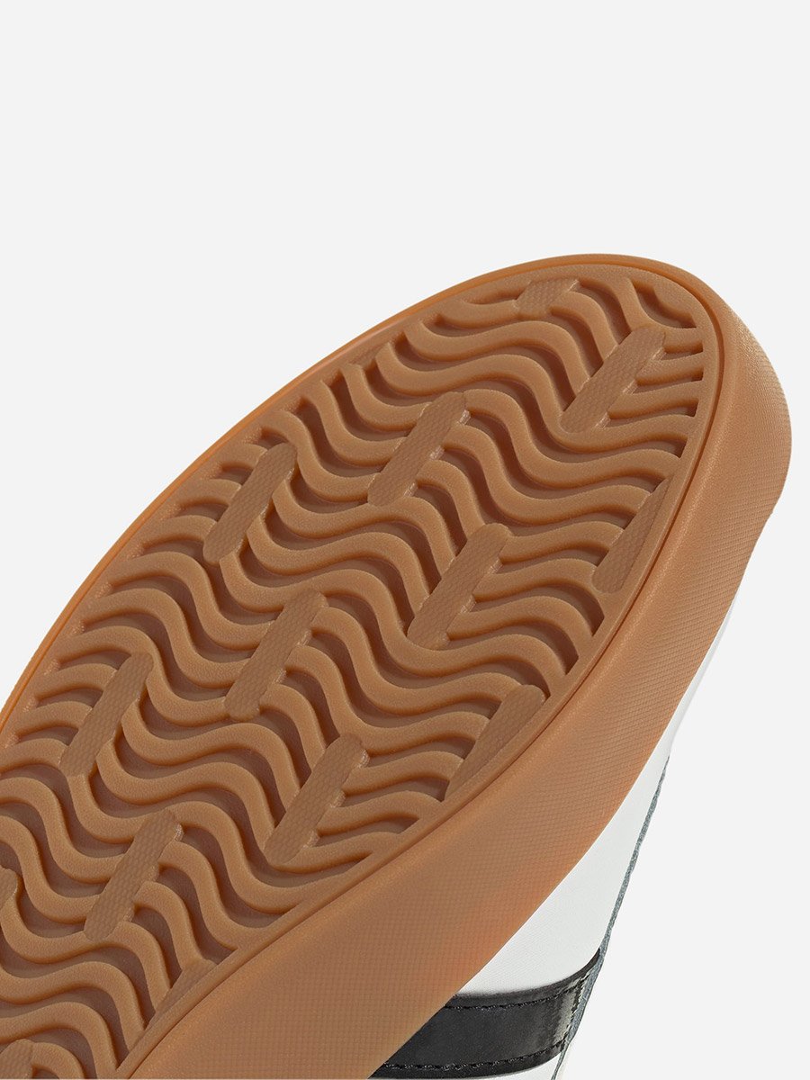 حذاء في إل كورت 3.0