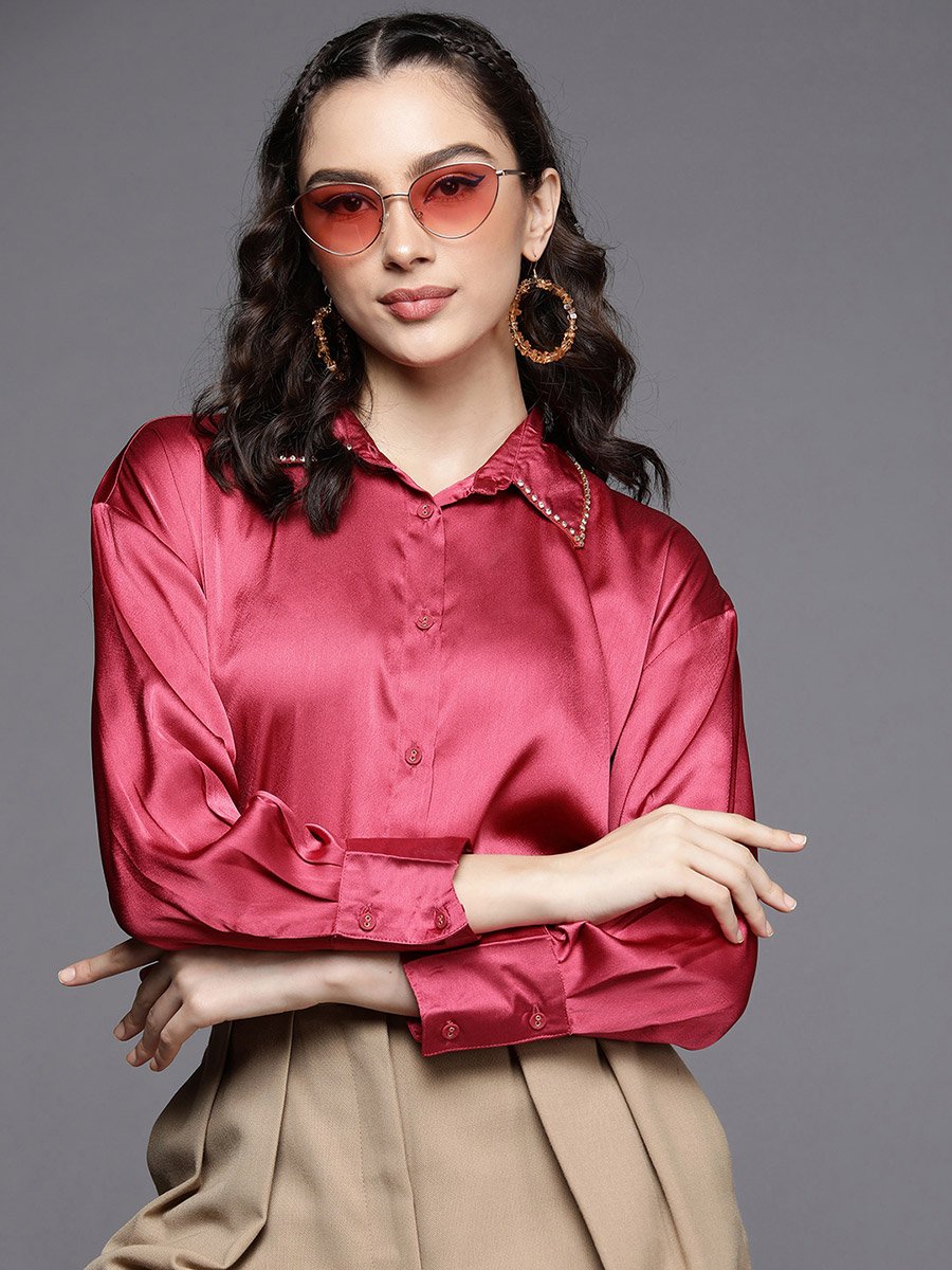 بلوز طويلة ساتان منمقة مع ياقة
