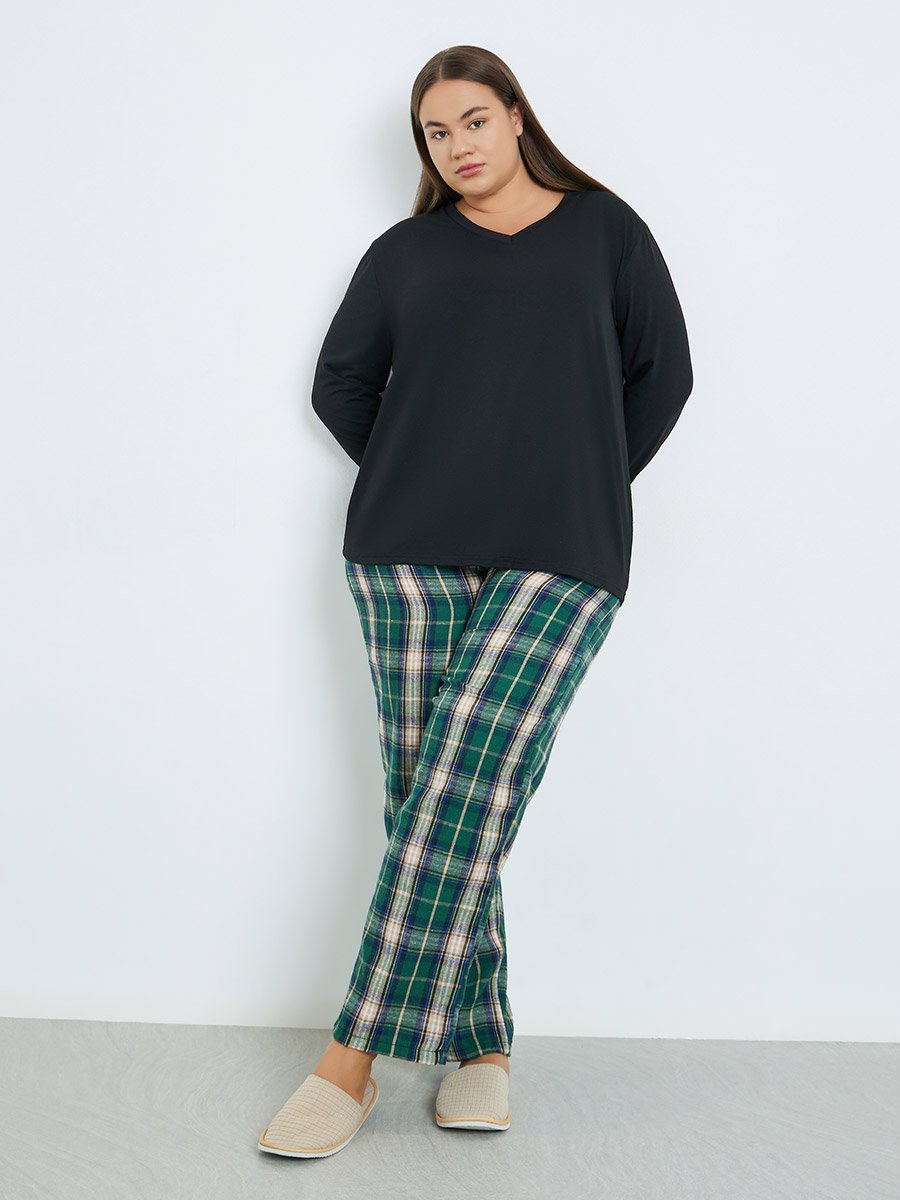 Plus Size Solid V Neck T-Shirt and Check Pyjama Set
