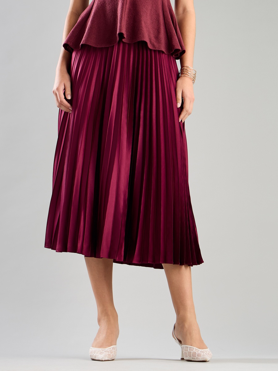 تنورة ساتان مطوية