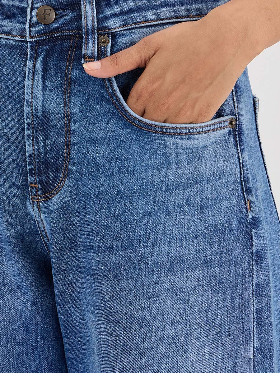 جينز بأرجل واسعة وخصر متوسط