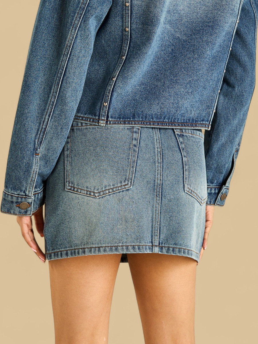 تنورة قصيرة مزينة بحبيبات