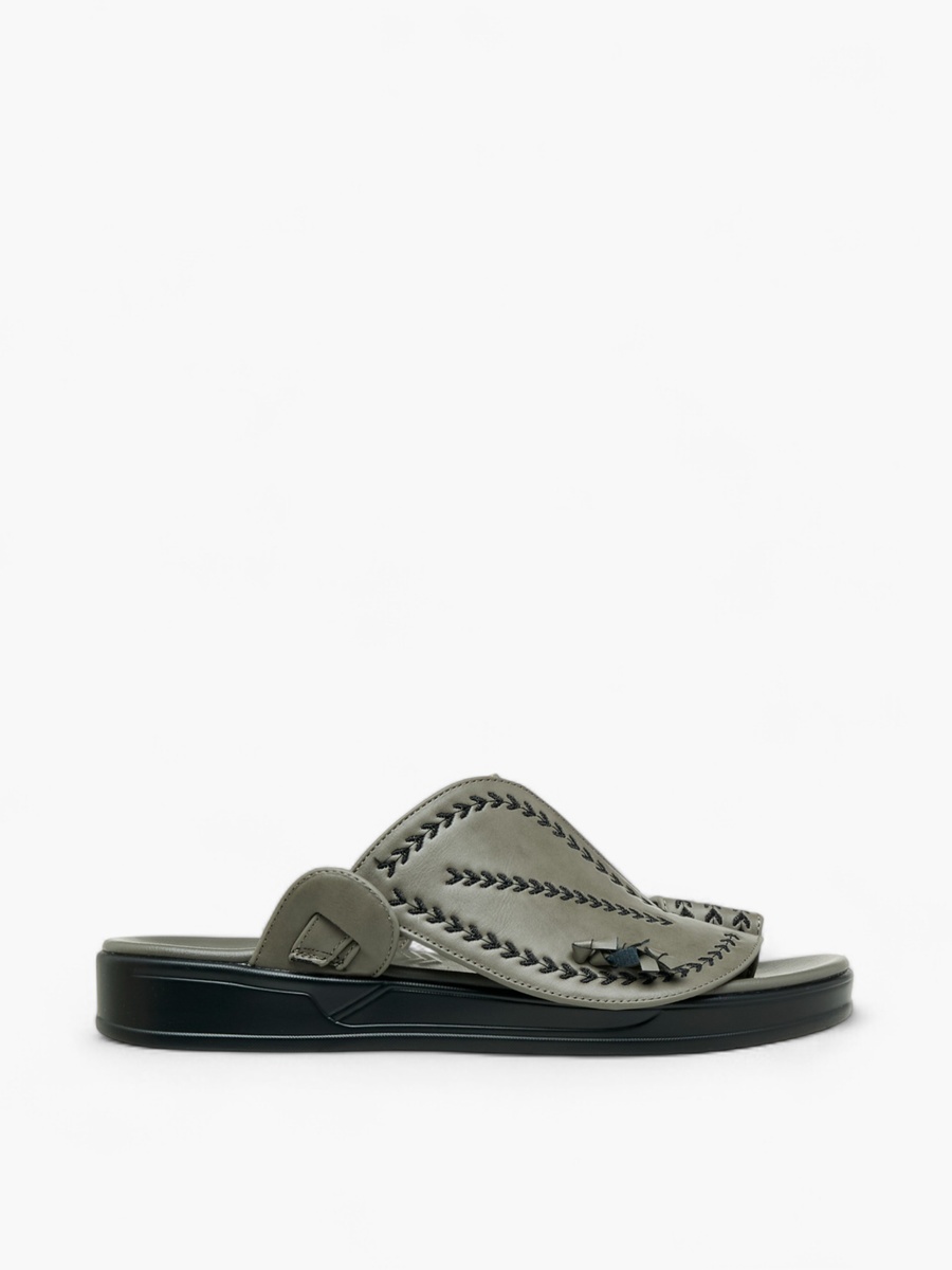 Embroidered Slip-On Arabic Sandals with Toe Loop