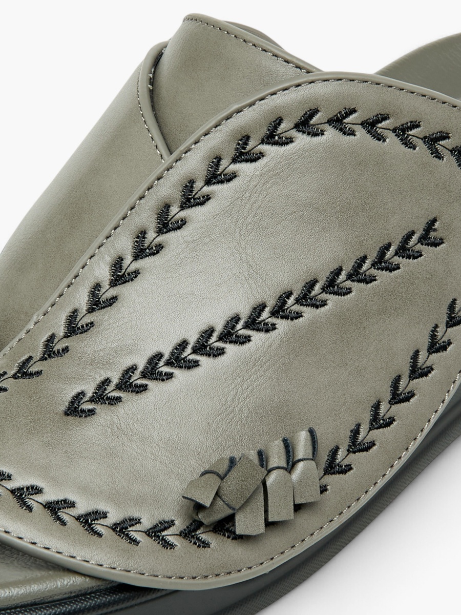 Embroidered Slip-On Arabic Sandals with Toe Loop