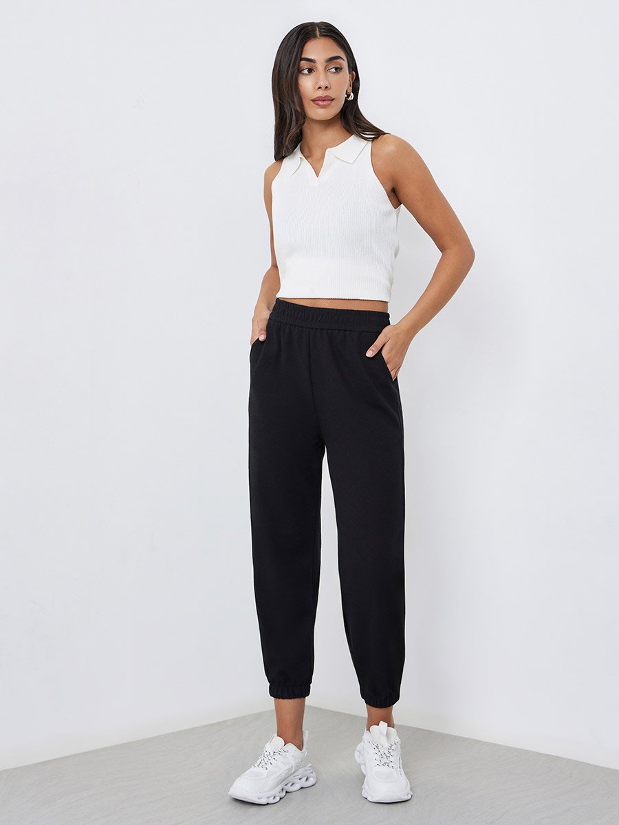 بنطال جوغر قصير بحافة مطاطية بلون سادة