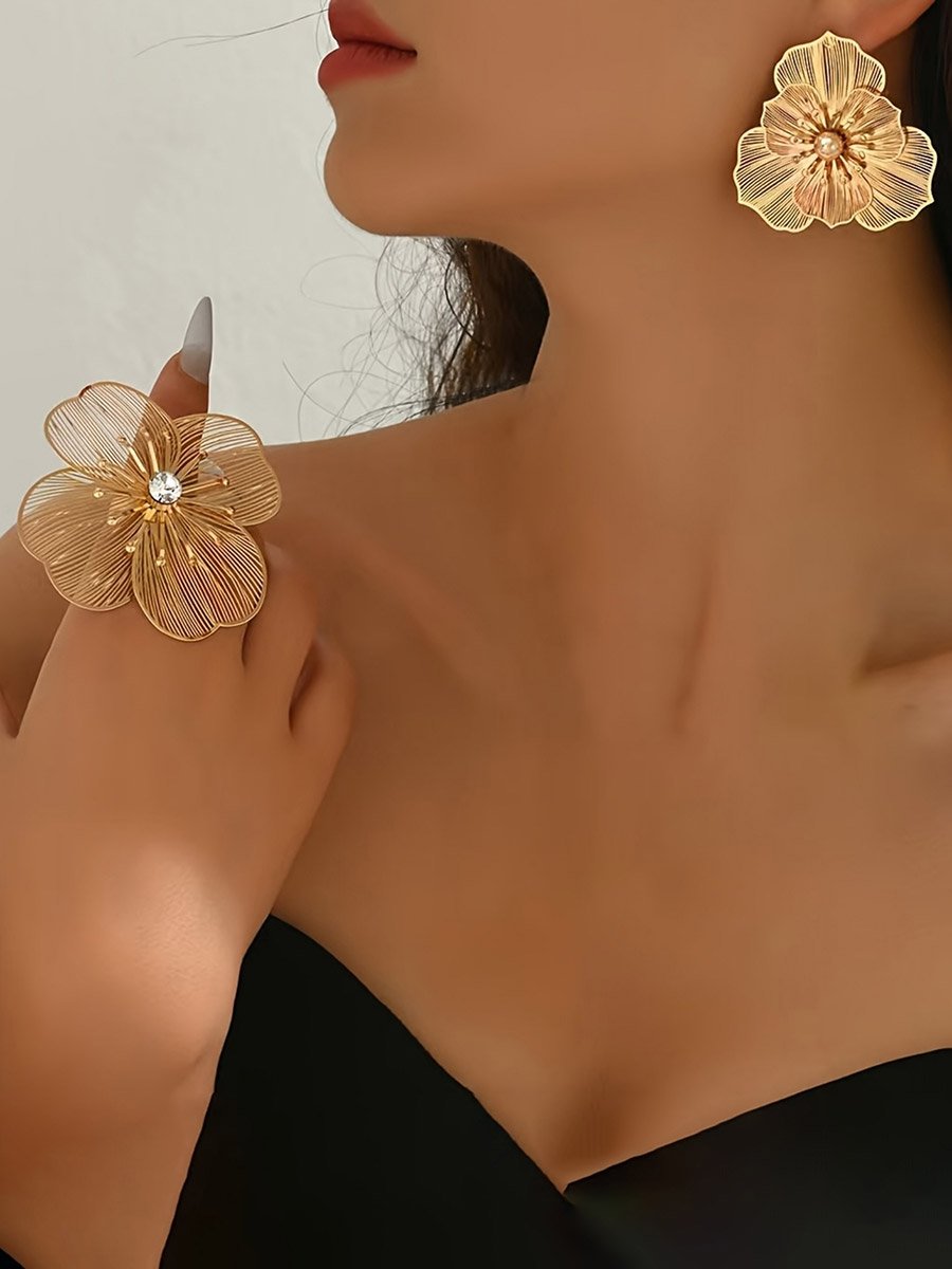 Women Metal Floral Design Ring and Earrings Set