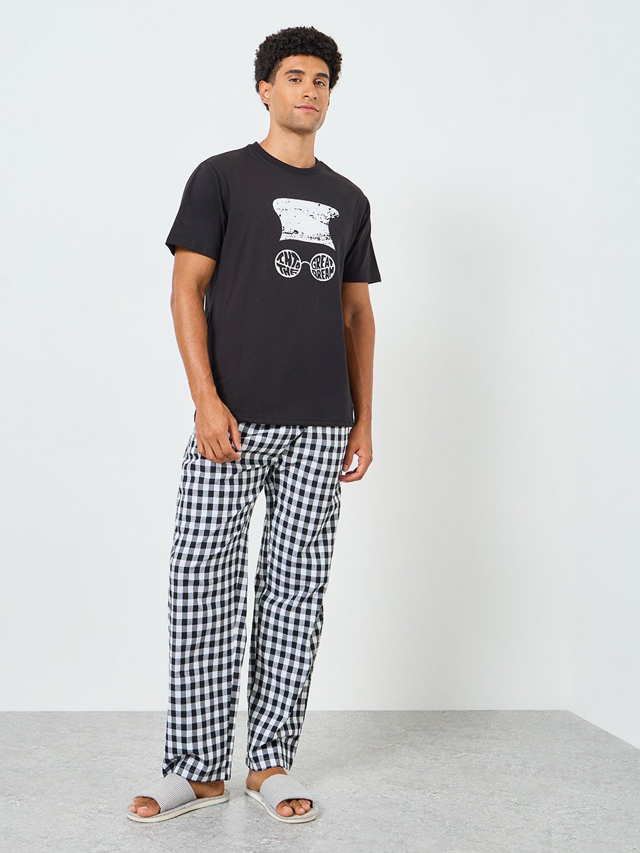 Men Graphic Print T-Shirt and Checked Pyjama Set