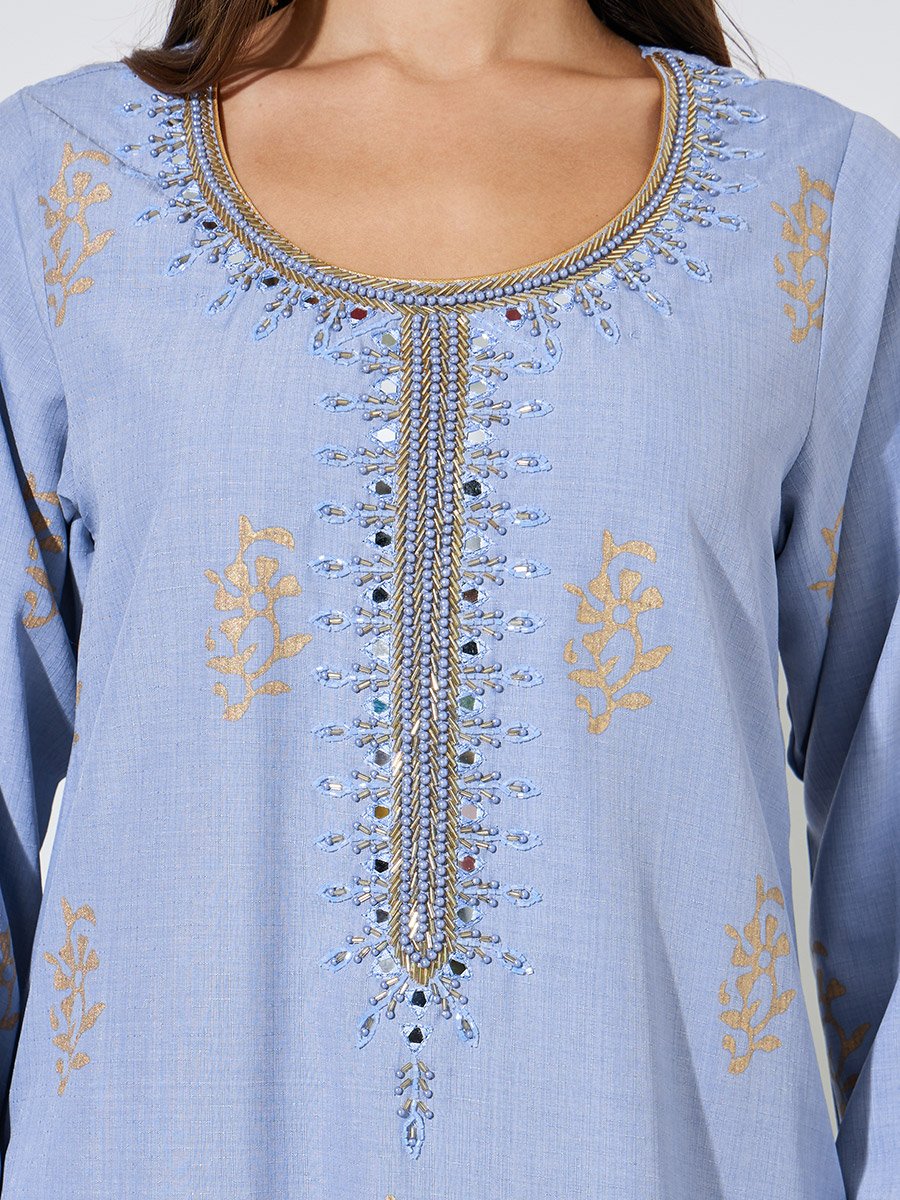 جلابية بأكمام طويلة وياقة دائرية وتطريز ذهبي باللون الأزرق