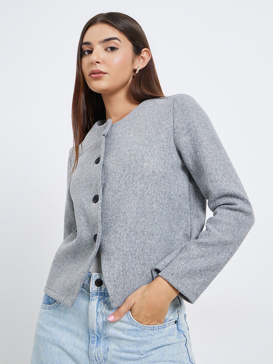 جاكيت سادة صوف بقصة عادية وأزرار