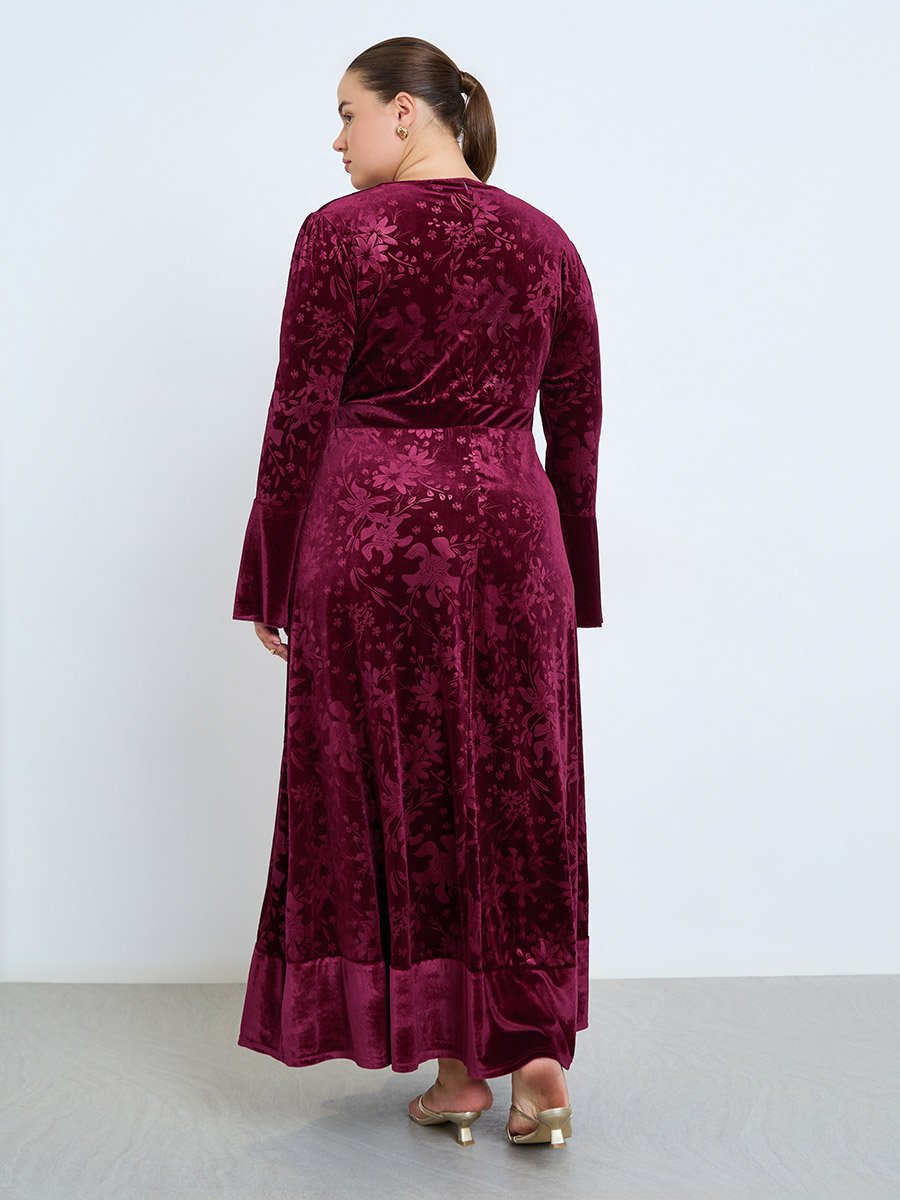 Plus Size Burgundy Floral Velvet Maxi Dress For Women at UAE | Styli Plus Size Burgundy Floral Velvet Maxi Dress For Women at UAE | Styli