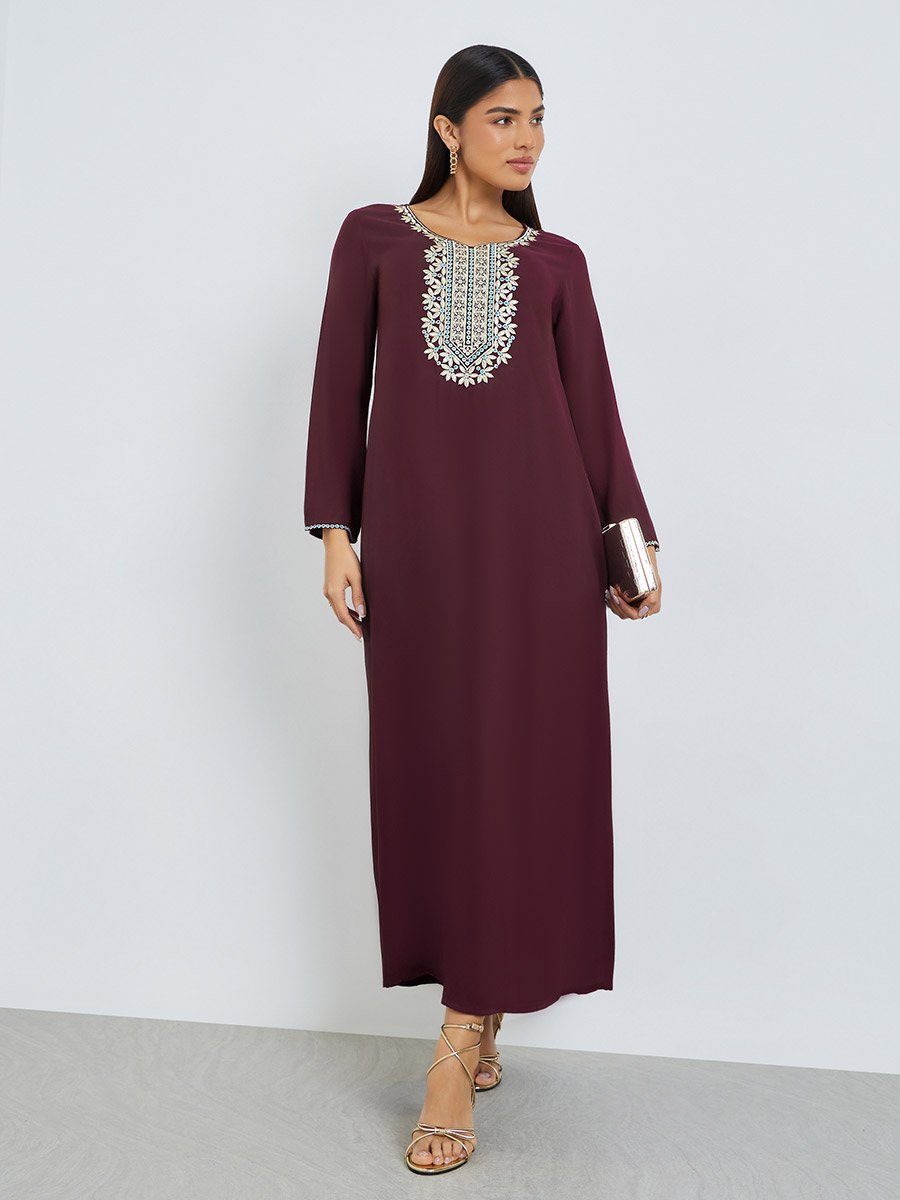 جلابية بياقة مطرزة