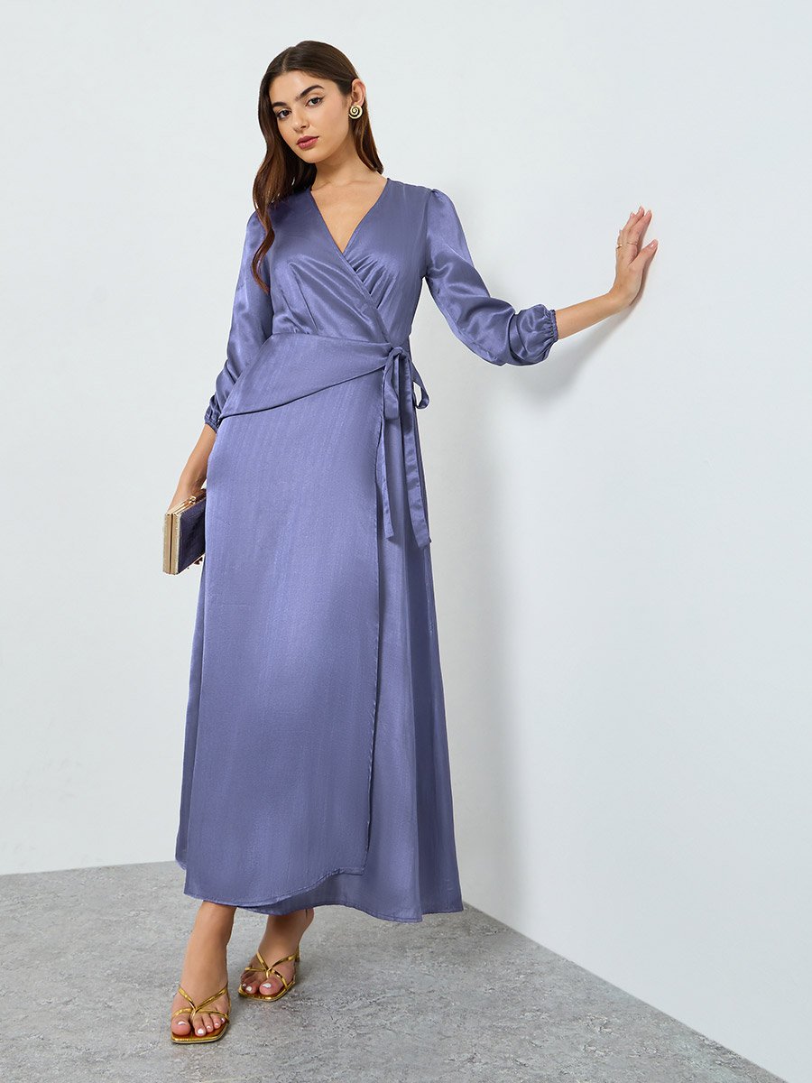 فستان طويل بحافة واسعة وأكمام طويلة للنساء