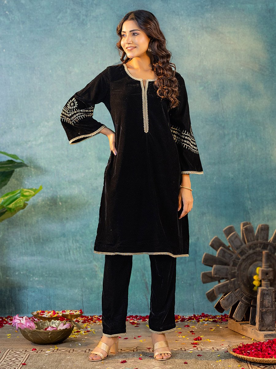 Women Embroidered Velvet Kurta and Pants Co-Ords
