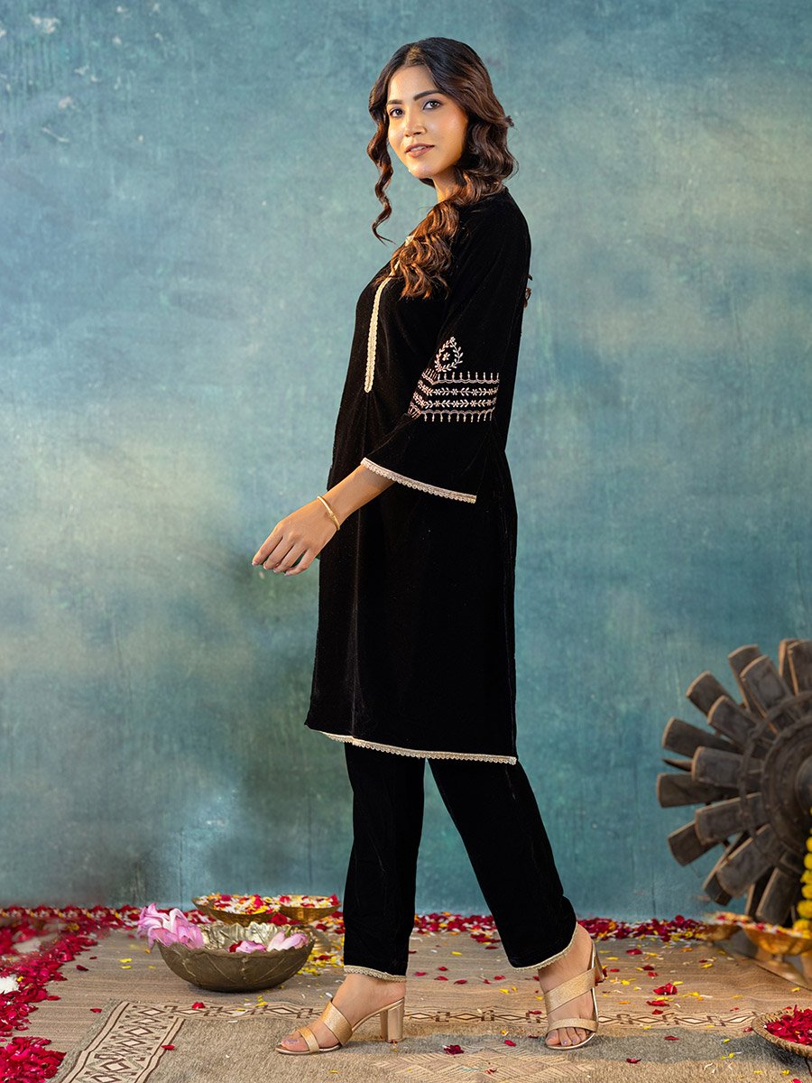 Women Embroidered Velvet Kurta and Pants Co-Ords