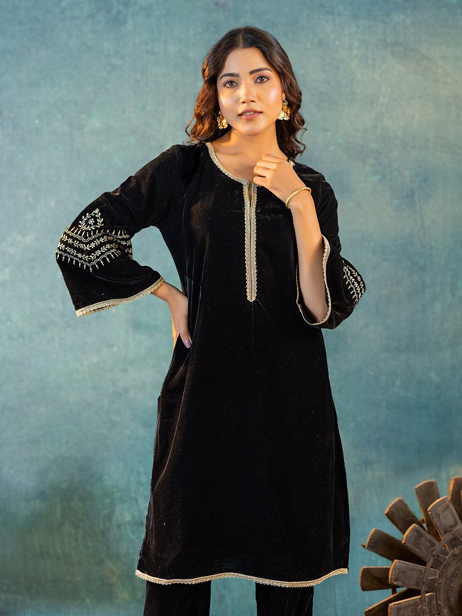 Women Embroidered Velvet Kurta and Pants Co-Ords