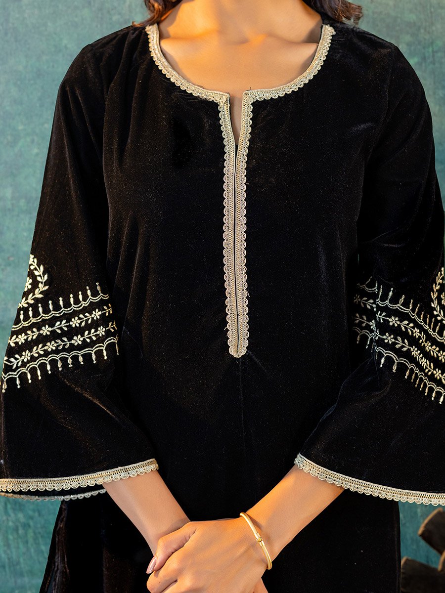 Women Embroidered Velvet Kurta and Pants Co-Ords