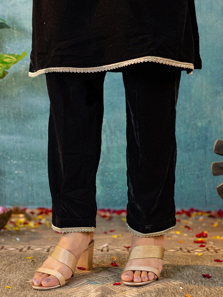 Women Embroidered Velvet Kurta and Pants Co-Ords