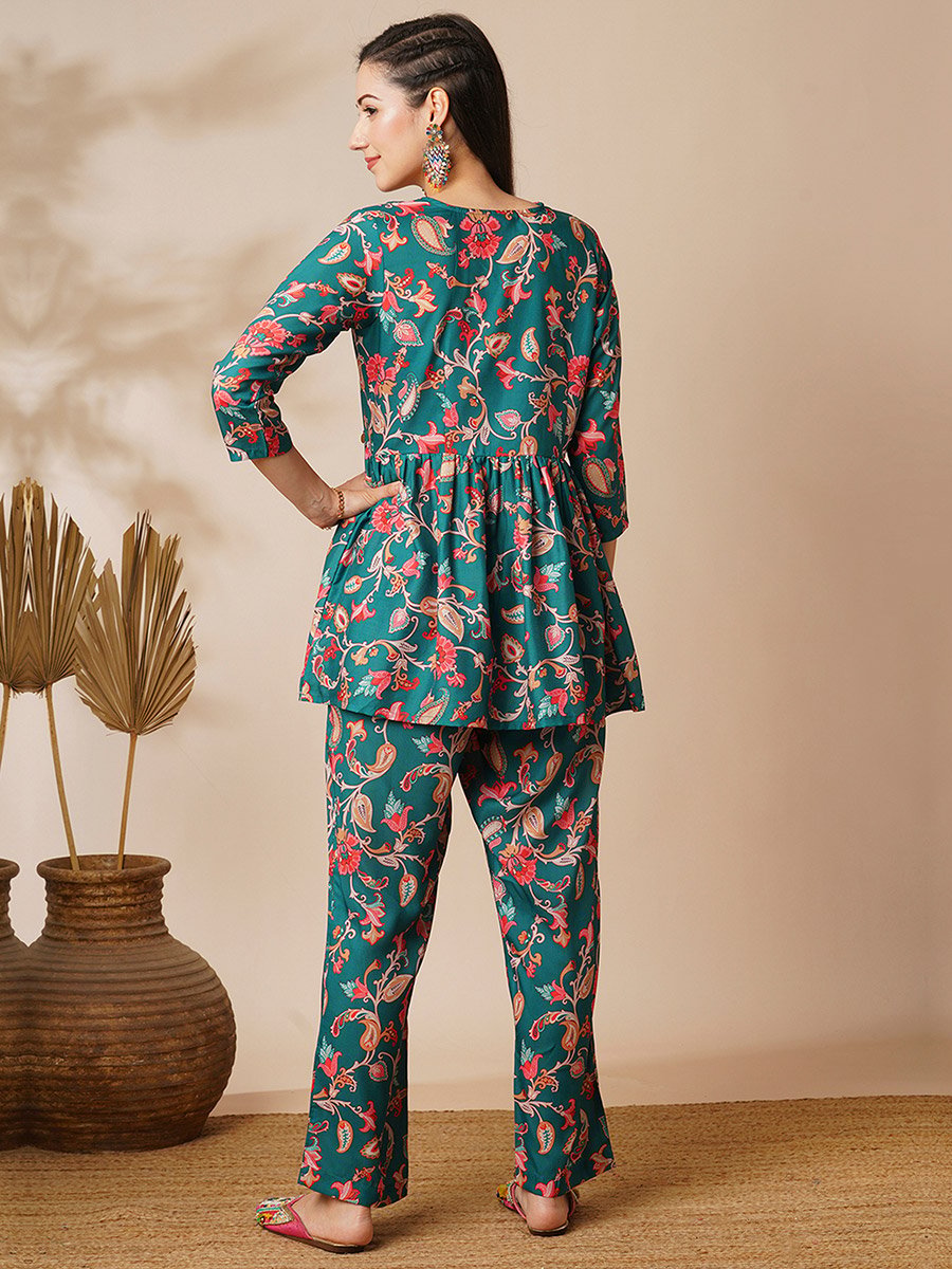 طقم تونيك بيبلوم مطرز بطبعة جال مع بنطال فيوجن