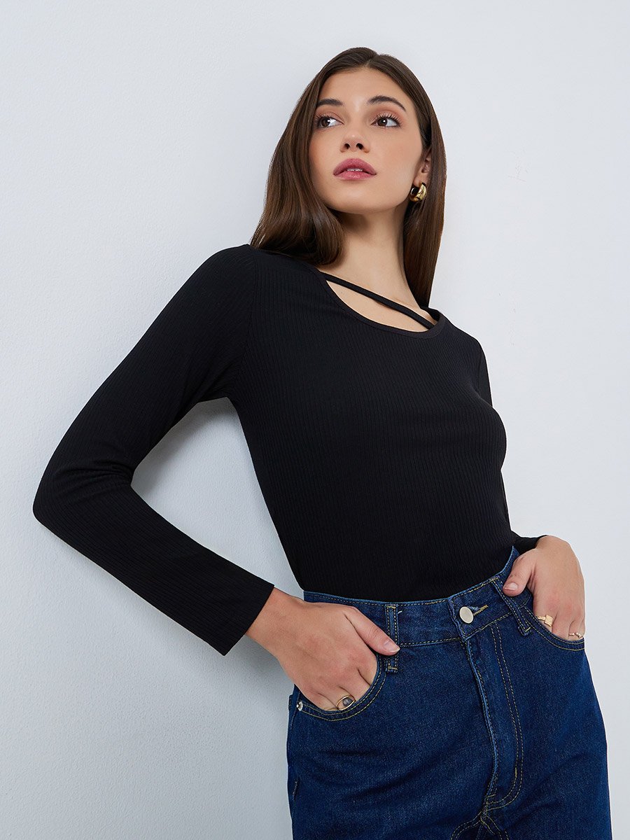 بلوزة محبوكة بأكمام طويلة وقصات