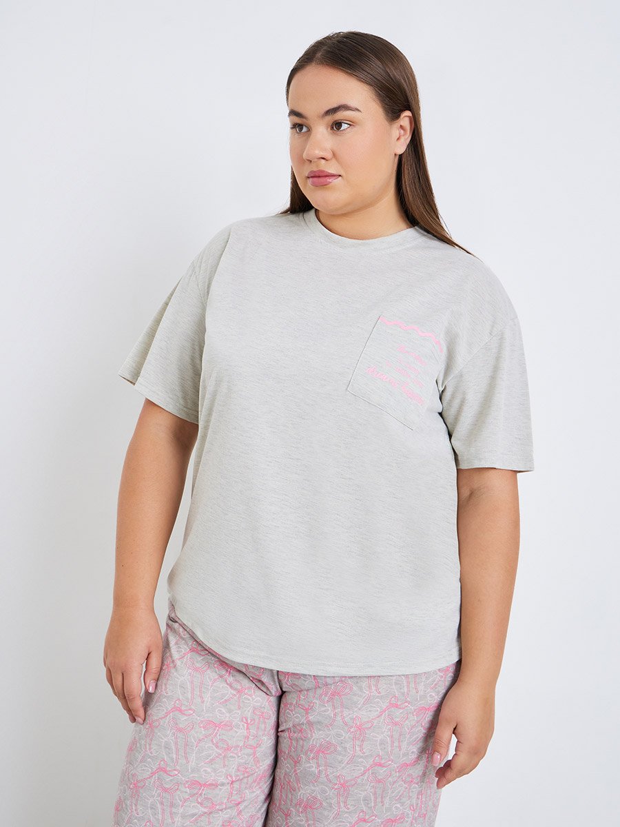 Plus Size Pocket Trim T-Shirt and Bow Print Pyjama Set