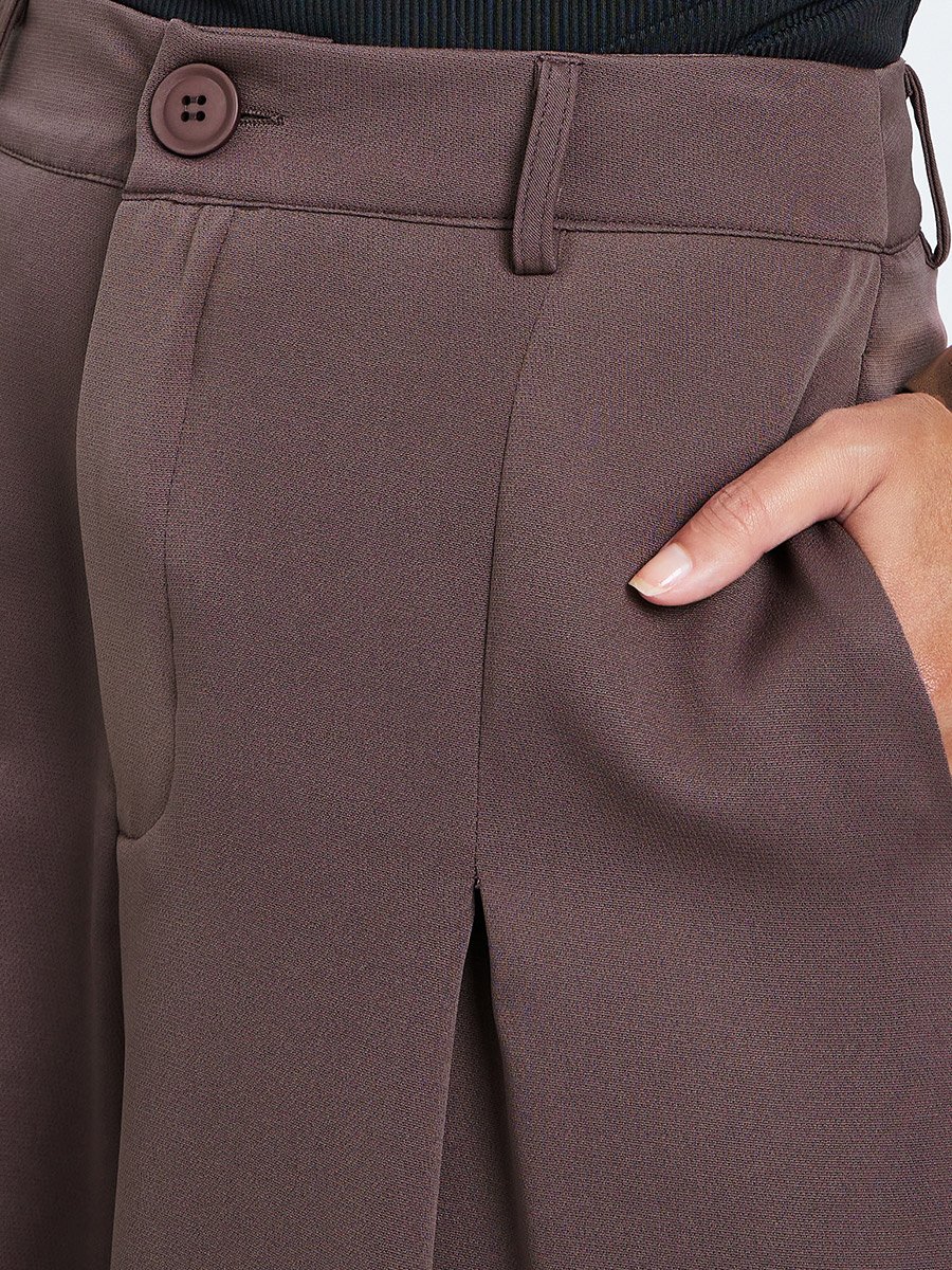 بنطال منسدل بأرجل واسعة وكسرات