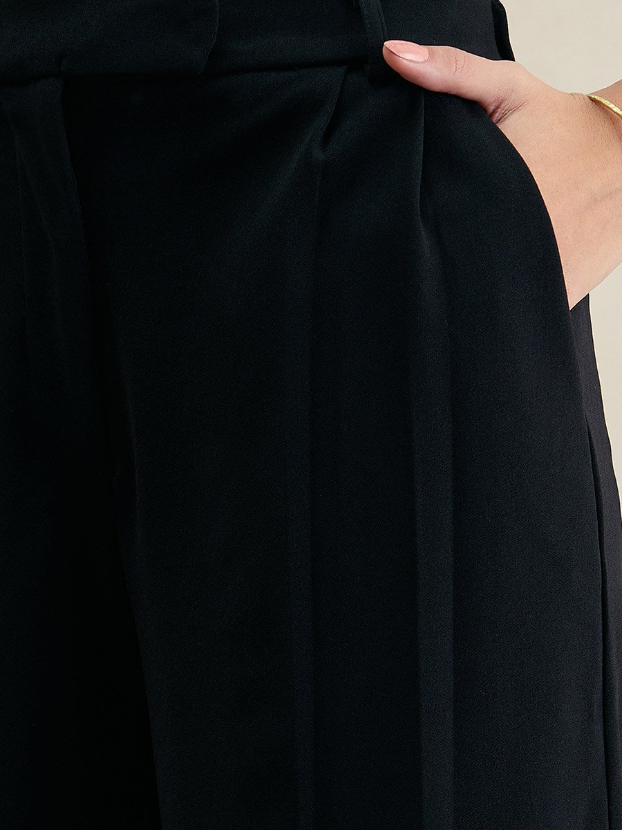 بنطال سادة بأرجل واسعة