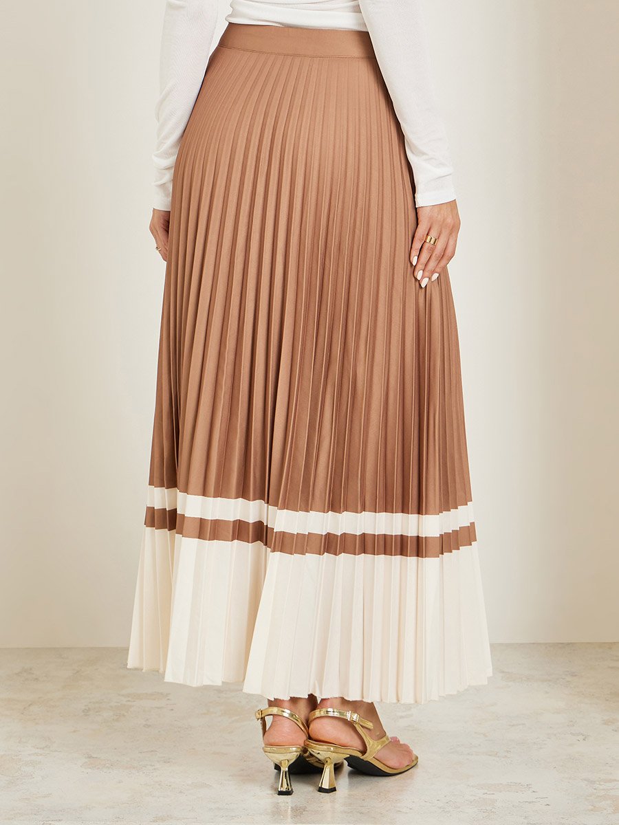 تنورة طويلة بكسرات