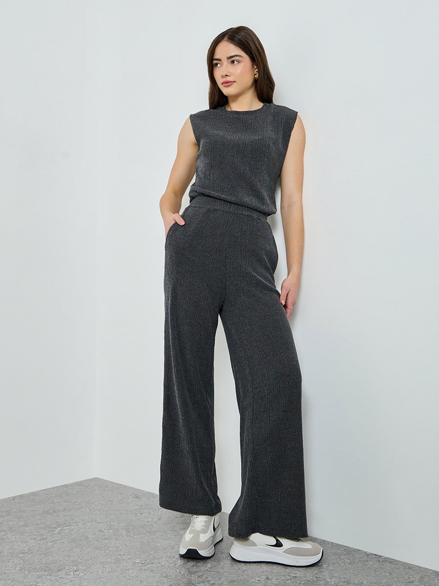 بنطال جوغر محبوك بأرجل واسعة ونسيج بارز
