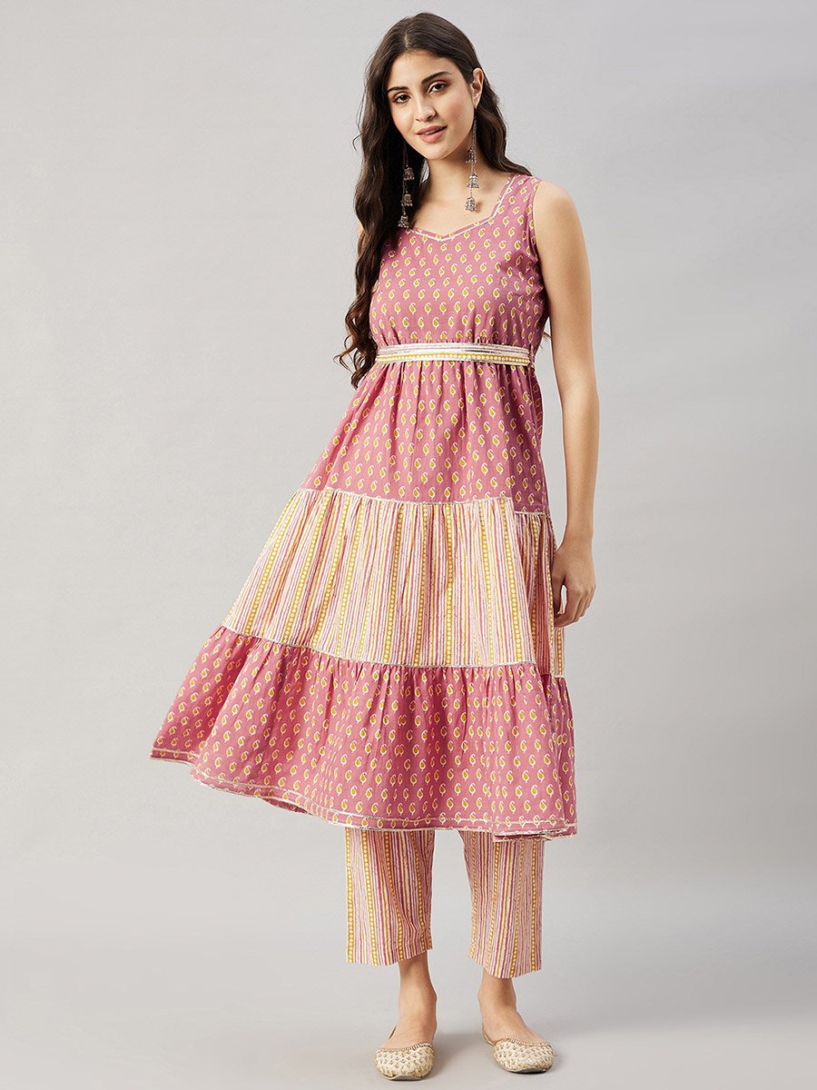Woman Pink Paisley Print Tiered Kurta with Trousers Set