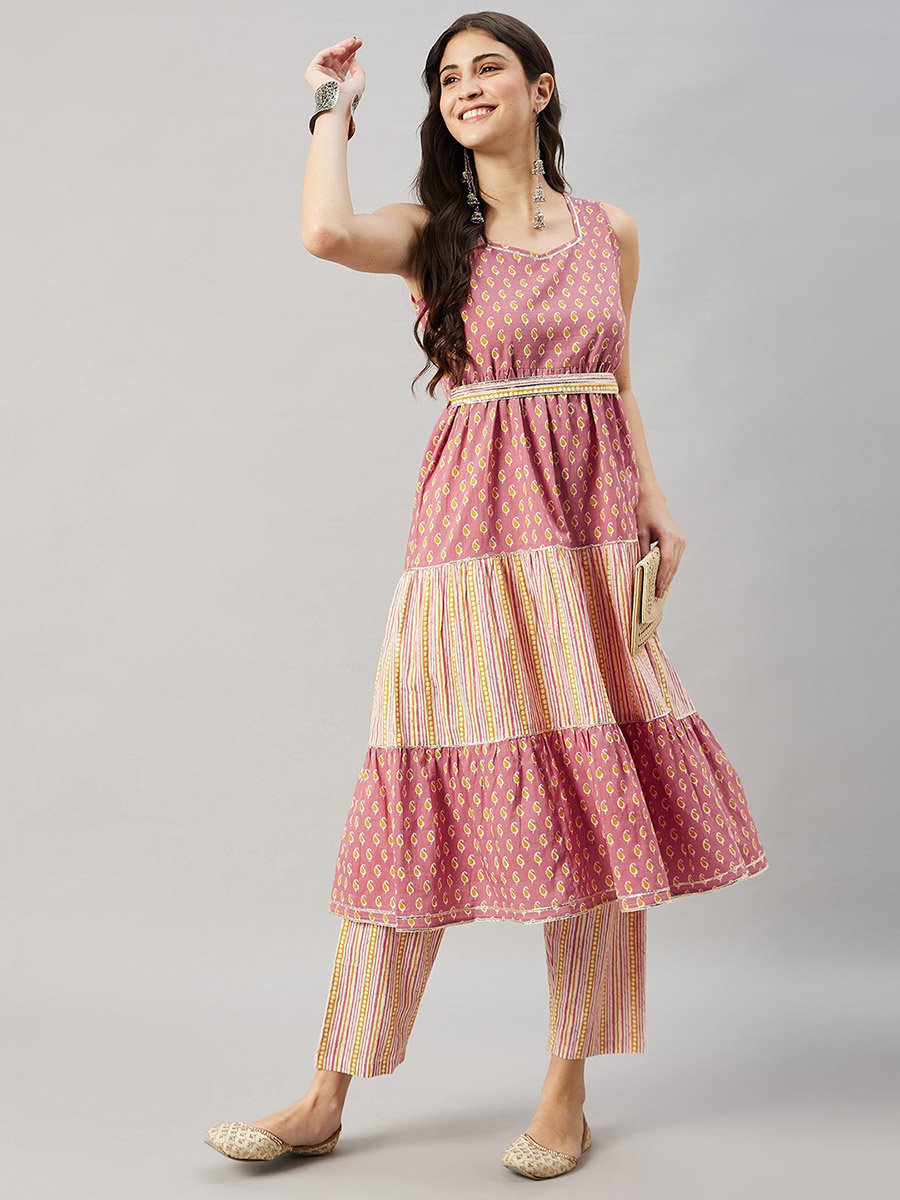 Woman Pink Paisley Print Tiered Kurta with Trousers Set