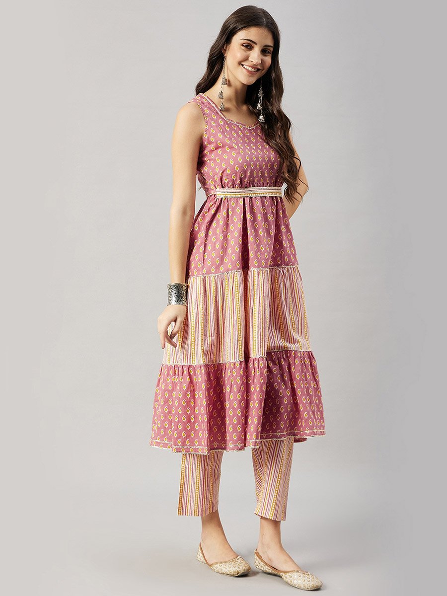 Woman Pink Paisley Print Tiered Kurta with Trousers Set