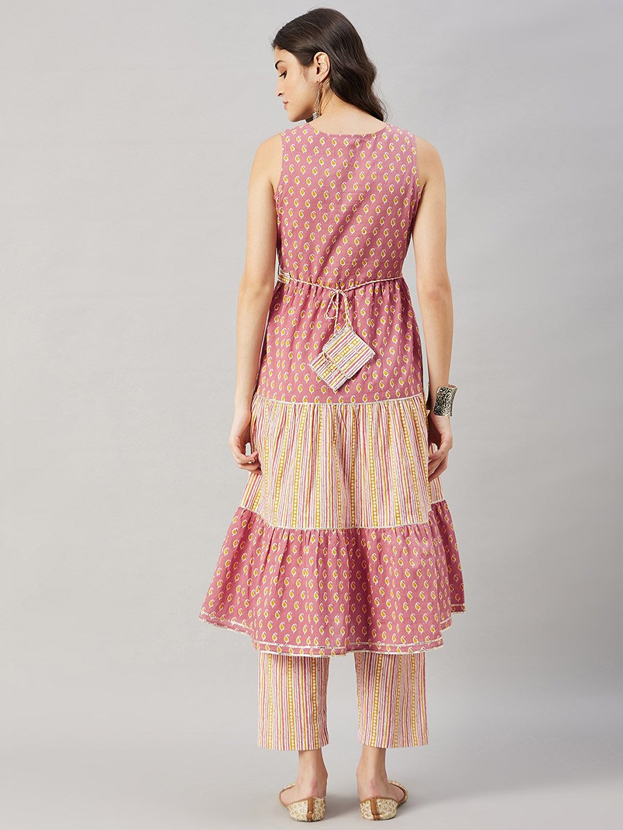Woman Pink Paisley Print Tiered Kurta with Trousers Set