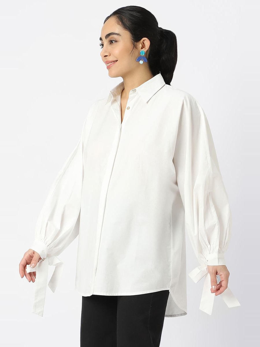 قميص بأربطة على الأكمام