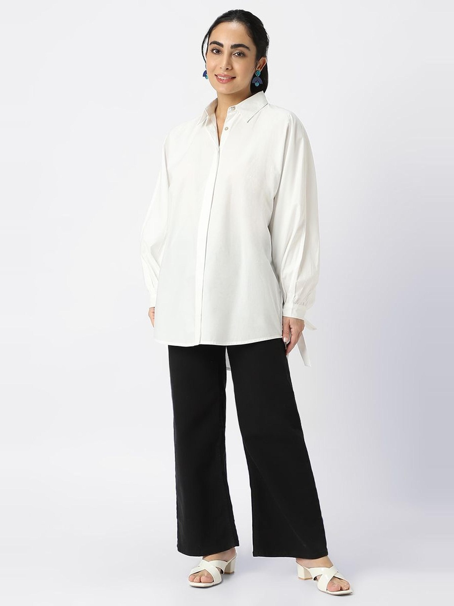 قميص بأربطة على الأكمام