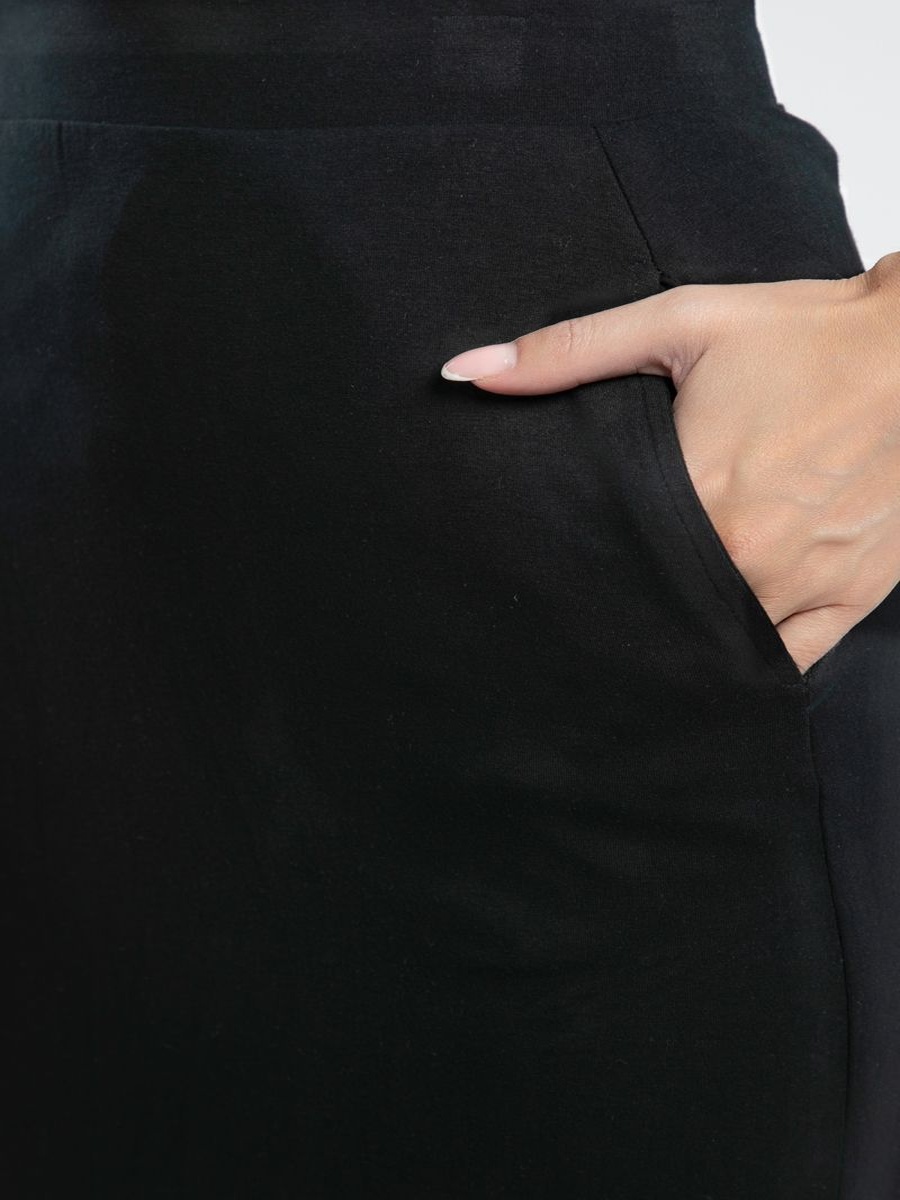 Womens Knee-Length Fitted Skirt with Pockets