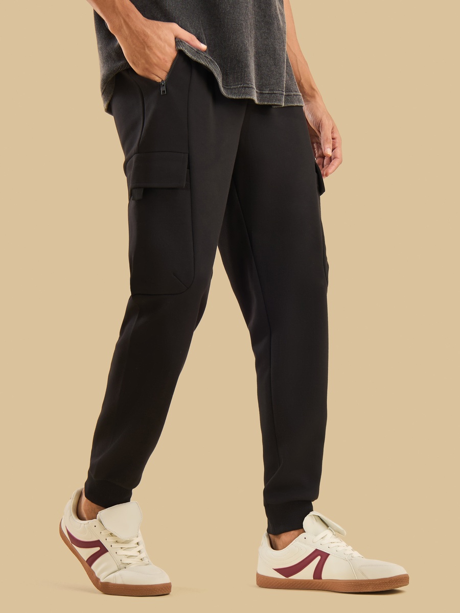 بنطال رياضي بقصة مريحة وطبعات شعار