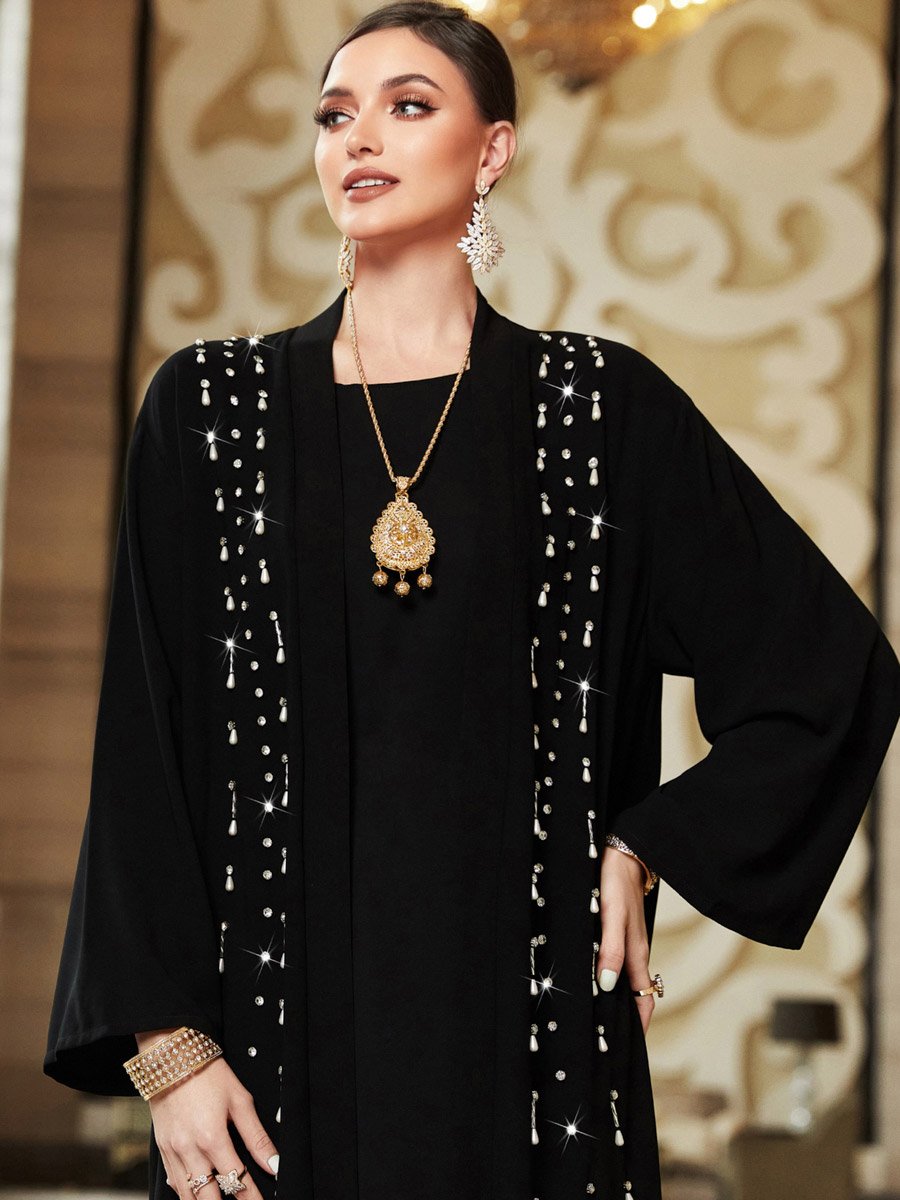 عباية نسائية مزينة بالفصوص وأكمام طويلة