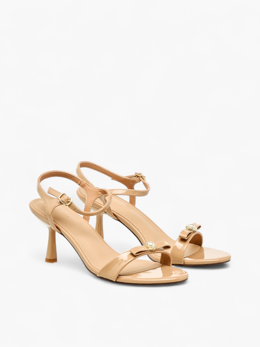 صندل بحزام وكعب مدبب وتفاصيل فيونكة للنساء من فلورا بيلا