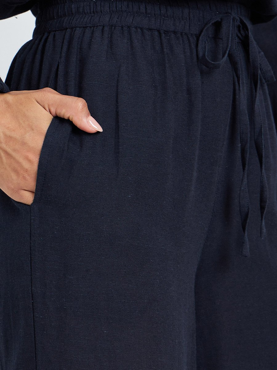 بنطال سادة بأرجل واسعة