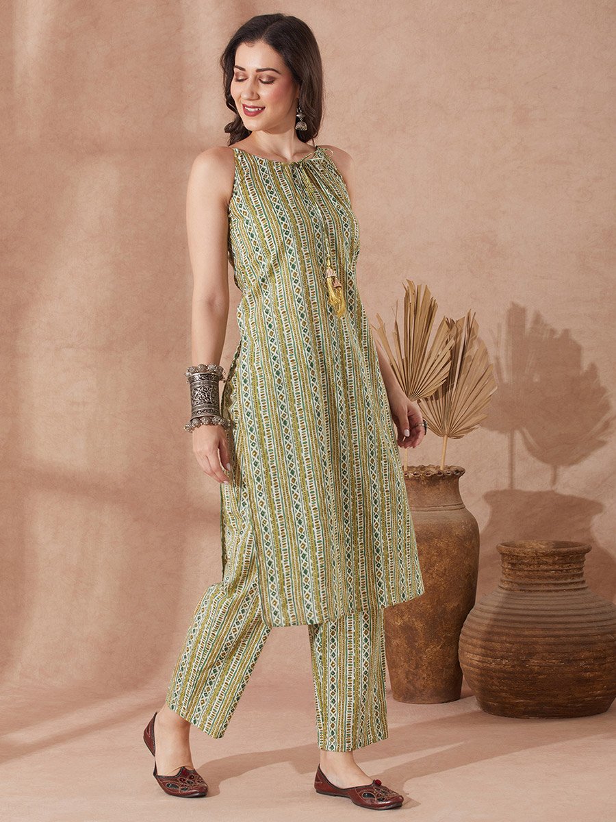 Tie-Up Tassel Detail Ethnic Motif Straight Kurta and Trousers Set