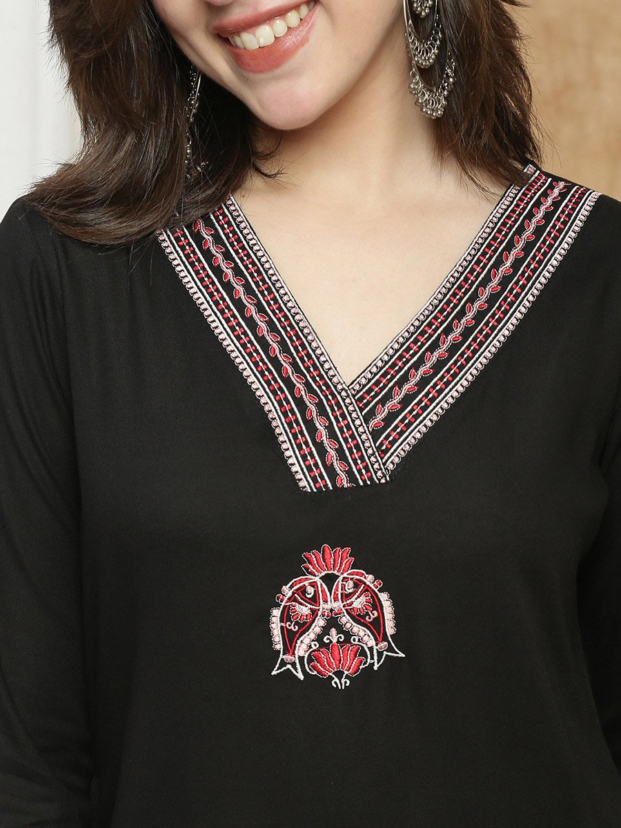 طقم كورتا مستقيمة مطرزة بلون أسود مع بنطال