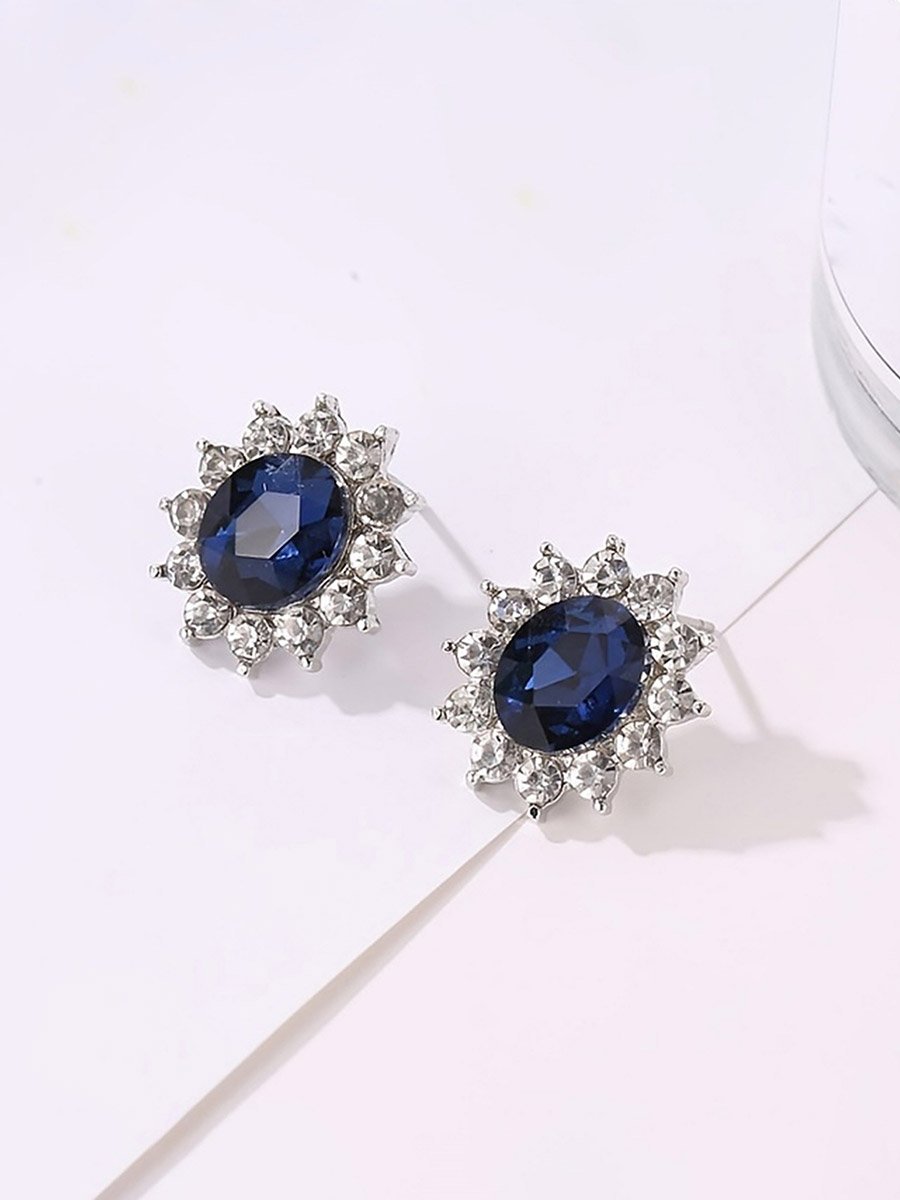 طقم من اقراط اذن وعقد مزين بحجر الراين