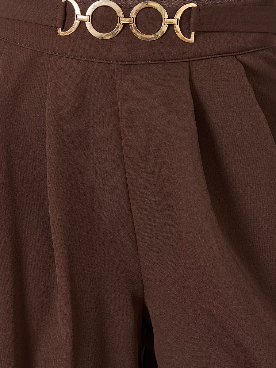 بنطال بني بكسرات وأرجل واسعة