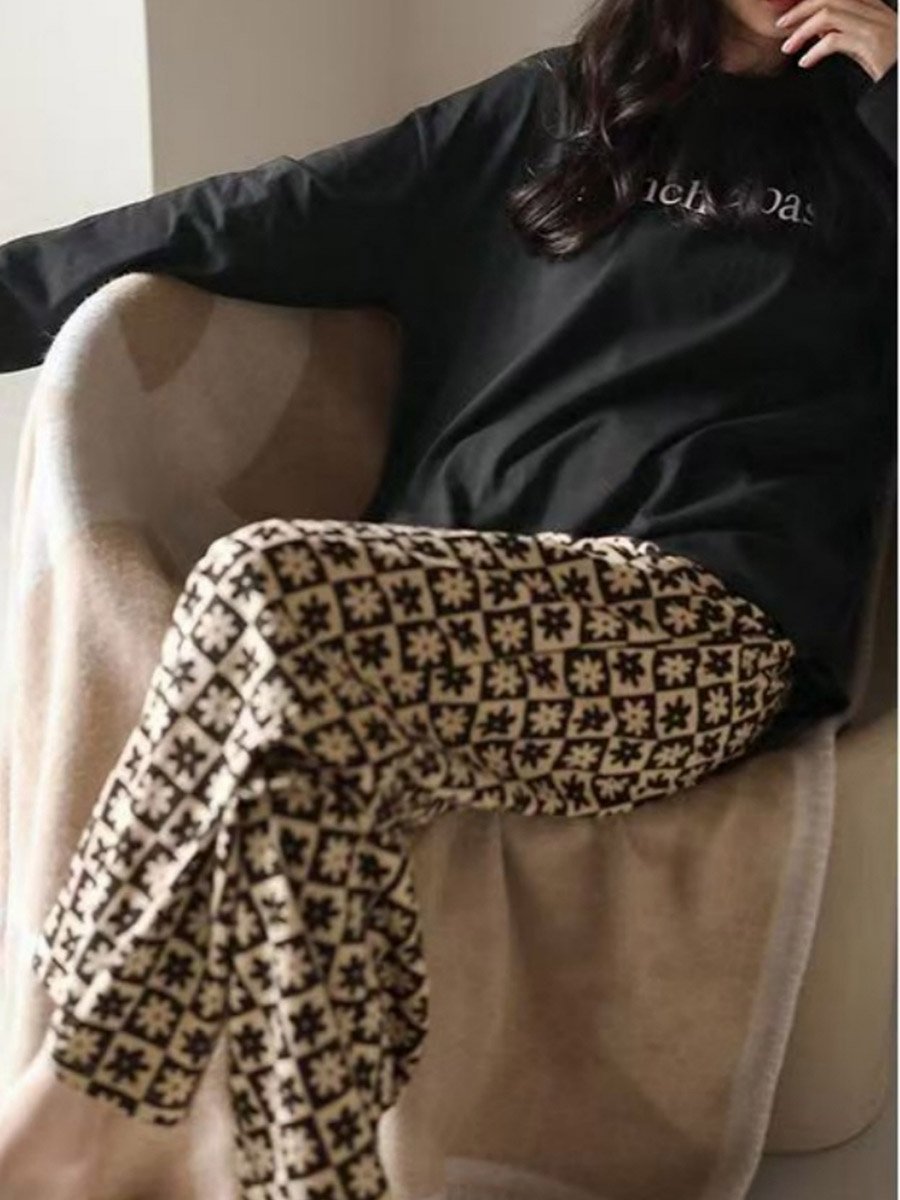 طقم بيجاما وتيشيرت بطبعة نصية لون أسود