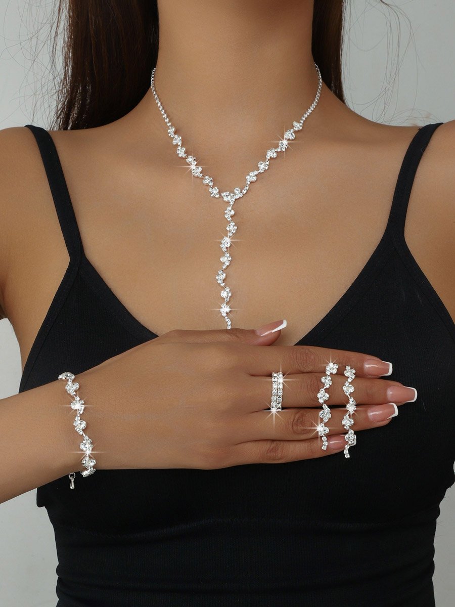 طقم مجوهرات أربع قطع عقد وسوار وخاتم وأقراط مزين