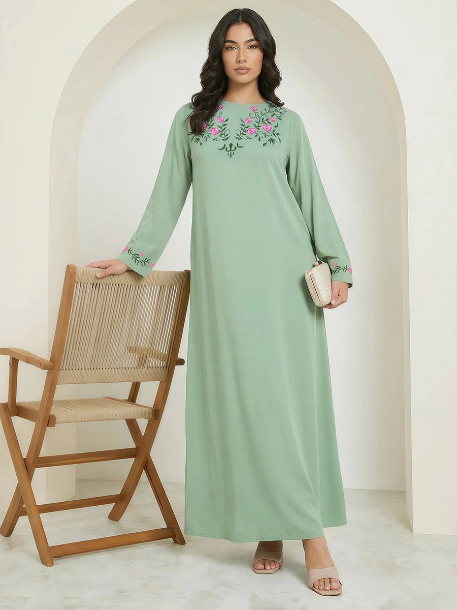 جلابية مطرزة بحافة واسعة للنساء