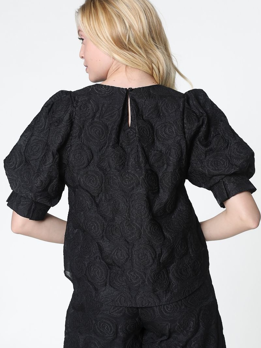 بلوزة بنقشات موردة