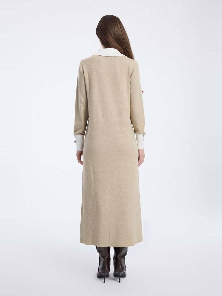 فستان محبوك طويل بياقة وأكمام متباينة