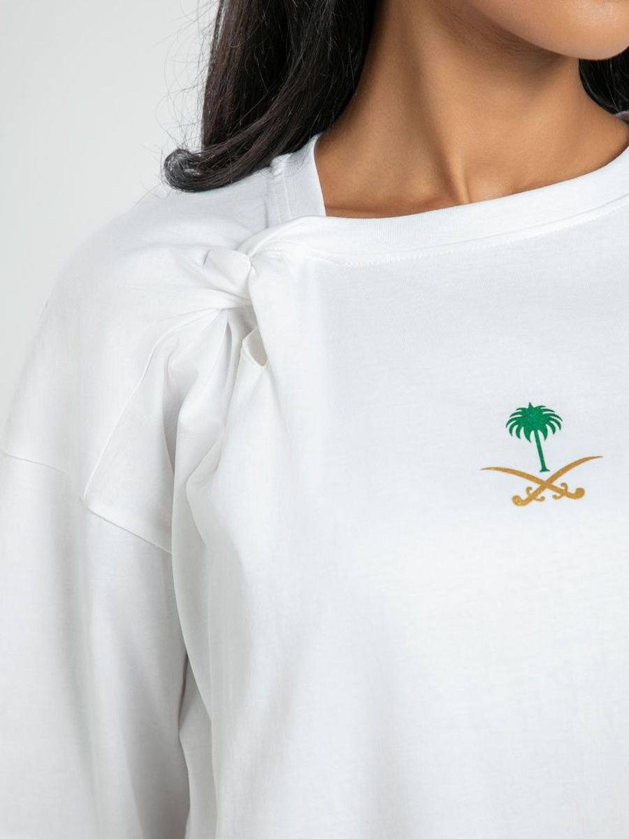 تيشيرت بروح السعودية وعقدة على الكتف
